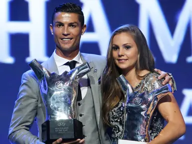 Superstar Real Madrid Cristiano Ronaldo bersama Lieke Martens dari Belanda meraih Pemain Terbaik UEFA 2016/17 di Grimaldi Forum, Monaco (24/8). (AP Photo/Claude Paris)