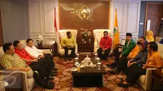 Suasana pertemuan partai pendukung Ahok - Djarot di gedung DPP Partai Golkar, Jakarta, Jumat (17/3). Pertemuan tersebut membahas strategi pemenangan Ahok-Djarot pada putaran kedua Pilkada DKI Jakarta. (Liputan6.com/Johan Tallo)