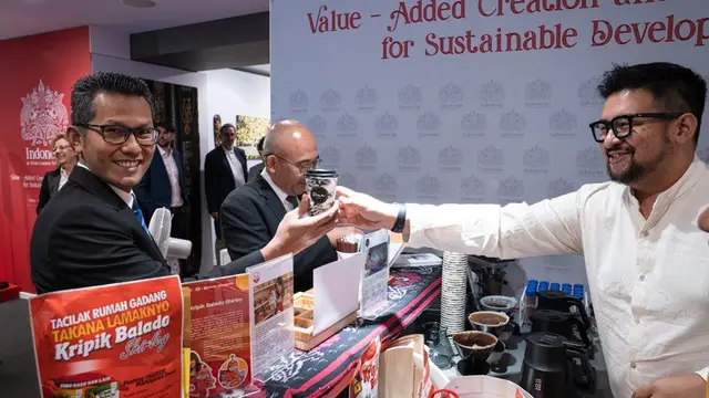 Mitra usaha kuliner GoTo, pemilik Dua Coffee, Rinaldi Nurpratama menyajikan kopi khas Indonesia kepada pengunjung di Davos, Swiss
