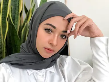 Poppy Bunga Riphat memutuskan untuk berhijab. Gaya penampilan Poppy Bunga dengan hijab ini banjir pujian dari netizen. Parasnya dipuji semakin cantik saat mengenakan balutan hijab. (Liputan6.com/IG/poppybungariphat)