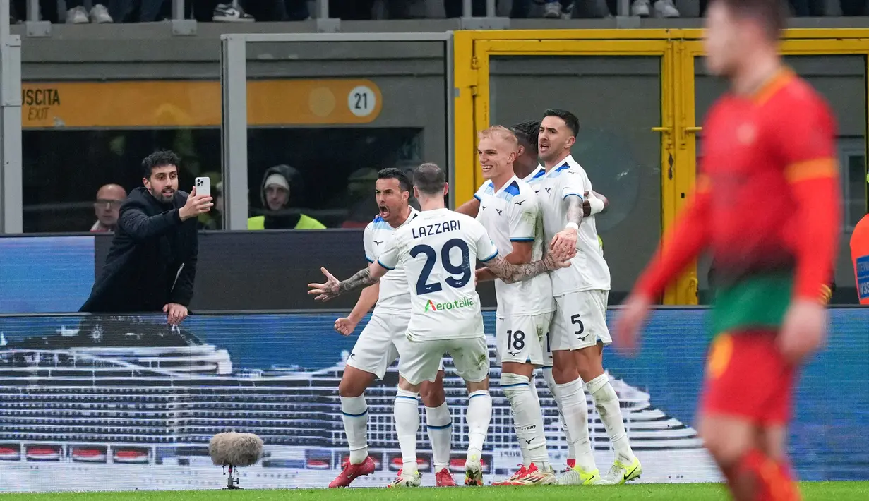 Di masa injury time, Lazio mendapat penalti yang sukses dituntaskan menjadi gol kemenangan oleh Pedro. (AP Photo/Antonio Calanni)