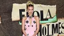 <p>Millie Bobby Brown menghadiri pemutaran perdana film Enola Holmes 2 di The Paris Theatre, New York, Amerika Serikat, 27 Oktober 2022. Gaun aktris berusia 18 tahun itu terlihat menawan dengan motif bunga hitam dan perak yang mengkilap dari leher hingga ujung bawah. (Photo by Evan Agostini/Invision/AP)</p>