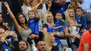 Ludivine Sagna (kiri) bersama Istri gelandang Prancis, Dimitri Payet (kanan) bersorak mendukung tim kesayangannya melawan Albania di Grup A Piala Eropa 2016 di Stade Velodrome, Marseille, Prancis, (15/6).  (AFP PHOTO/FRANCK FIFE)