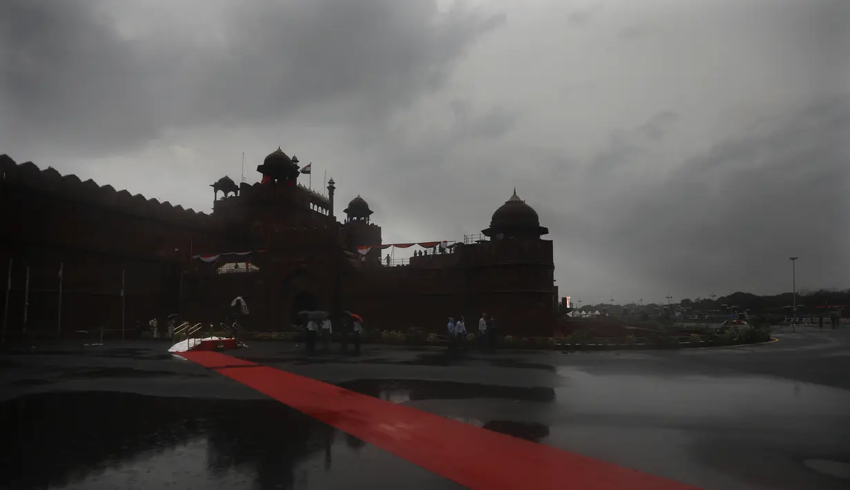 Petugas keamanan dan pejabat melakukan gladi bersih upacara Hari Kemerdekaan di monumen Benteng Merah saat hujan di New Delhi, India, Kamis, (13/8/2020). India akan merayakan Hari Kemerdekaan ke-74 pada 15 Agustus. (AP Photo / Manish Swarup)