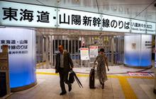 FOTO: Layanan Kereta Cepat Shinkansen Lumpuh Akibat Terjangan Topan Shanshan di Jepang