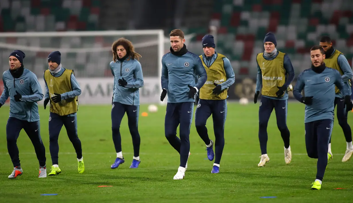 Bek Chelsea, Garry Cahill bersama rekan-rekannya melakukan pemanasan saat sesi latihan jelang menghadapi wakil Belarusia, BATE Borisov pada grup L Liga Eropa di stadion Dinamo, di Minsk, Belarusia (8/11). (AP Photo/Sergei Grits)