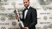 Gelandang serang Leicester City, Riyad Mahrez, meraih penghargaan Pemain Terbaik Premier League musim ini. (BBC)