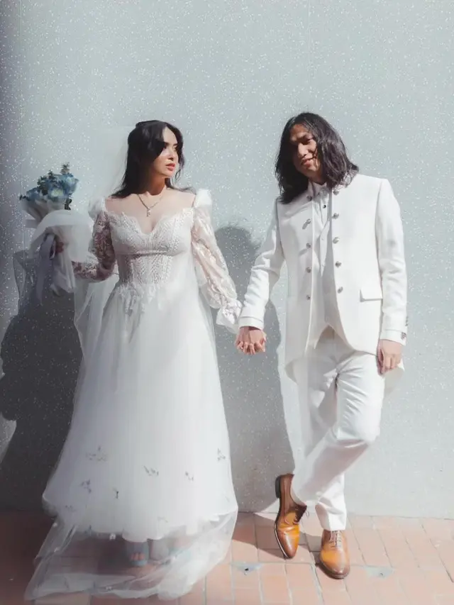 6 Potret Busana Nikah Ayushita dan Gerald Situmorang, Modern-Vintage Penuh Romansa