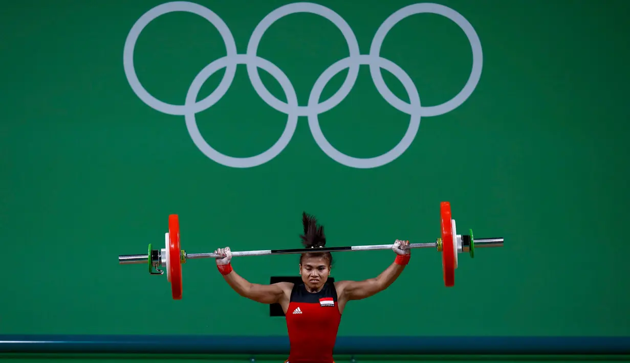 Lifter putri Indonesia, Sri Wahyuni Agustiani saat tampil di kelas 48 kilogram pada Olimpiade 2016, Brasil, Minggu (7/8). Sri berhasil meraih medali perak pertama untuk Indonesia. (REUTERS)