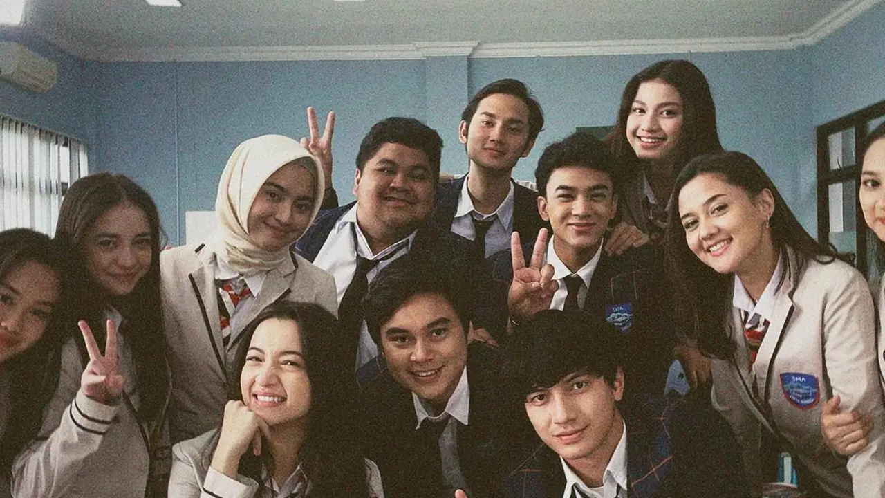 Potret kompak Farhan Rasyid bersama pemain My Love My Enemy Season 2 (Foto: Instagram/@farhanrasyidd)