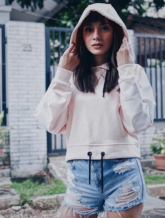 Namun, putusan itu belum memiliki kekuatan hukum tetap. Lataran pihak pengadilan masih memberikan waktu 14 hari pada Tama yang berdomisili di Bandung. Dalam sidang itu, artis sinetron itu juga mendapatkan hak asuh anaknya. (Instagram/kiranalarasati)