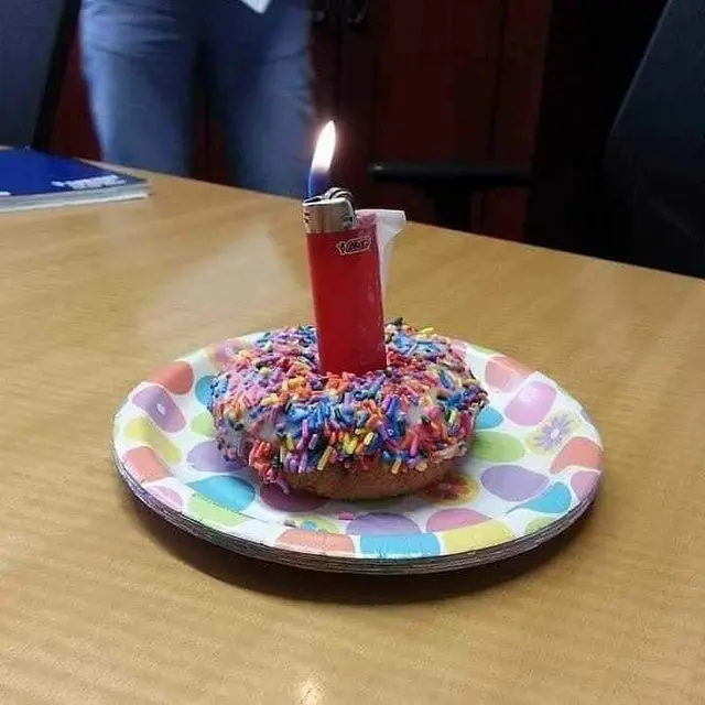 6 Potret Lilin Ulang Tahun Nyeleneh Ini Bikin Ngakak, Solusi ketika Kepepet