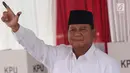 Calon Presiden no urut 02, Prabowo Subianto mengangkat tangan usai menggunakan hak pilihnya pada Pemilu 2019 di TPS 041 Kampung Curug, Desa Bojong Koneng, Babakan Madang, Kabupaten Bogor, Jawa Barat, Rabu (17/4). Prabowo didampingi Fadli Zon. (Liputan6.com/Helmi Fithriansyah)