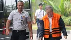 Tersangka suap Hakim PN Medan, Tamin Sukardi (kanan) saat tiba di Gedung KPK, Jakarta, Rabu (3/10). Pengusaha tersebut terlihat mengenakan tongkat sebagai alat bantu jalan. (Merdeka.com/Dwi Narwoko)