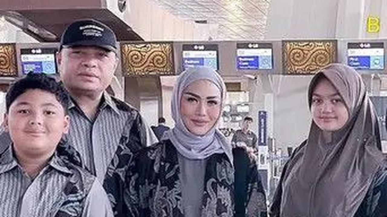 5 Potret Keluarga Krisdayanti Pergi Umrah, Gaya Kerudung Amora Jadi Sorotan