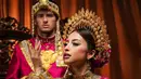 Aura mewah Jennifer semakin terpancar lewat tumpukan aksesori emas tradisional yang dikenakannya. Kalung bertumpuk berukuran besar, gelang khas adat, hingga pending emas membuat penampilannya terlihat begitu regal bak bangsawan Bugis-Makassar.  [@jennifercoppenreal20].