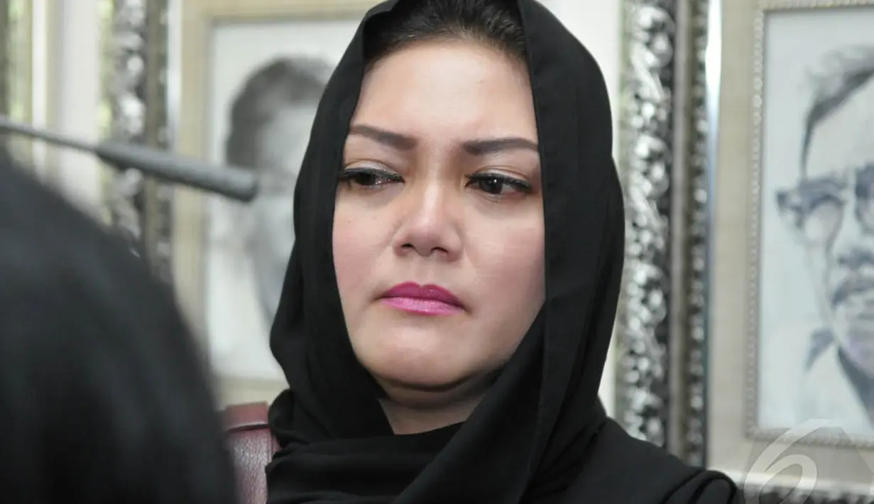 Bella Saphira terlihat berkaca-kaca saat melayat di rumah duka dari almarhum Idris Sardi, Senin (28/4/2014) (Liputan6.com/Panji Diksana).