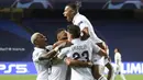 Pemain Paris Saint-Germain (PSG) merayakan gol yang dicetak oleh Marquinhos ke gawang Atalanta pada laga perempat final Liga Champions di Stadion Da Luz, Rabu (12/8/2020). PSG menang 2-1 atas Atalanta. (David Ramos/Pool,via AP)