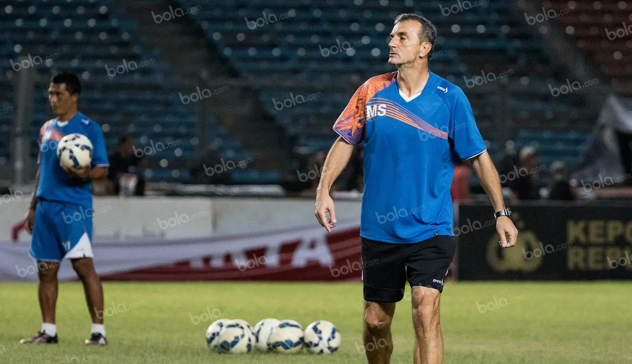 Kini pelatih Arema Cronus, Milomir Seslija, bersiap untuk menaklukan Persib Bandung pada partai final Torabika Bhayangkara Cup 2016 di Stadion Utama Gelora Bung Karno, Jakarta, Minggu (2/4/2016) besok. (Bola.com/Vitalis Yogi Trisna)