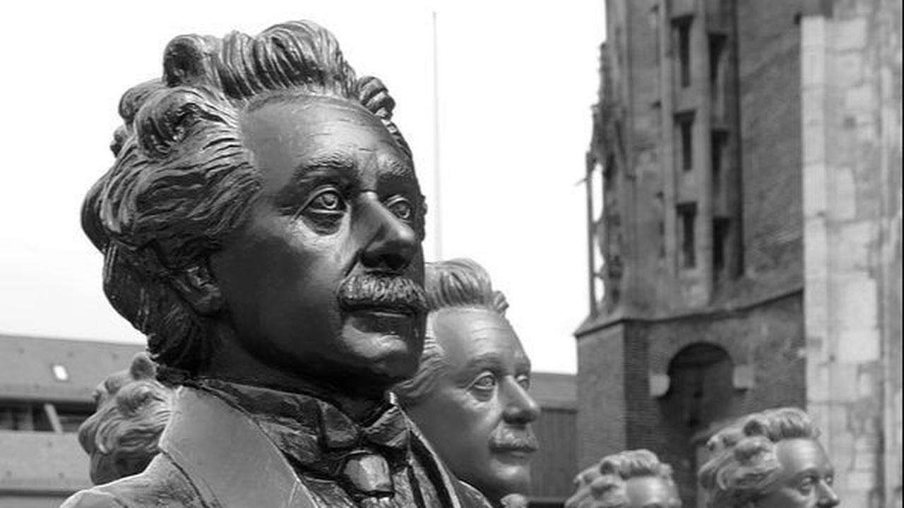 Oleh karena itu, salah satu pemusik handal yang ia sukai ada Mozart, sebab dalam karya ciptaan Mozart membangkitkan imajinasi dan motivasi dalam hidupnya.
