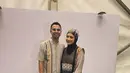 Raffi Ahmad dan Nagita Slavina tampil serasi dengan busana muslim print dari Zaskia Sungkar. Raffi Ahmad kenakan kemeja kerah shanghai lengan pendek dan celana hitam. [@raffinagita1717]