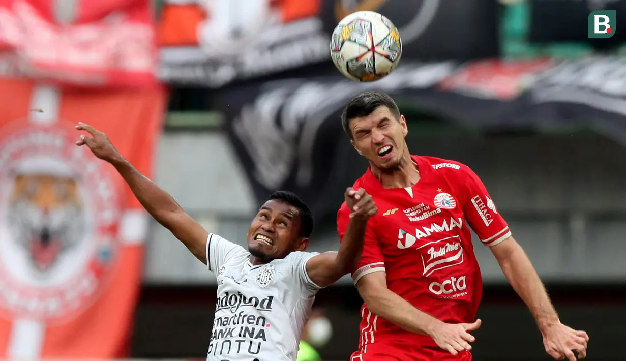 Pemain Persija, Ondrej Kudela (kanan), berduel dengan pemain Bali United, Rizki Ramdani Lestaluhu, dalam lanjutan BRI Liga 1 di Stadion Patriot Candrabhaga, Bekasi. Minggu (15/1/2023). Ondrej Kudela juga membuat kesalahan yang mengakibatkan Bali United mencetak dua gol dalam pertandingan ini. (Bola.com/Arief Bagus)