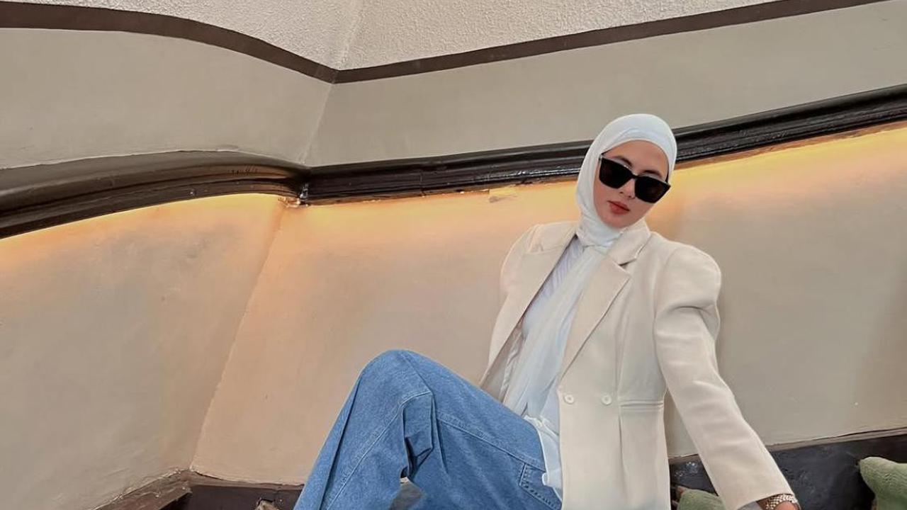 Dari Street Style ke Look Formal, Ini Inspirasi Hijab Paula Verhoeven yang Memikat