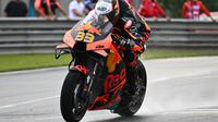 Brad Binder tak disangka berhasil menangi MotoGP Austria yang diwarnai cuaca panas dan hujan (AFP)
