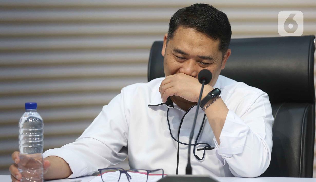 Deputi Penindakan dan Eksekusi Komisi Pemberantasan Korupsi (KPK), Asep Guntur Rahayu memberi keterangan terkait Operasi Tangkap Tangan (OTT) Bupati Tulungagung, Gatut Sunu Wibowo, di Gedung Merah Putih Komisi Pemberantasan Korupsi, Jakarta, Sabtu (11/4/2026). (Liputan6.com/Helmi Fithriansyah)