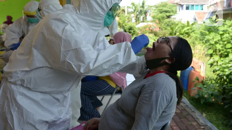 Ibu Hamil Ikuti Swab Test