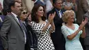 Kate Middleton (tengah) bertepuk tangan setelah petenis asal Inggris, Andy Murray berhasil mengalahkan petenis Rusia, Alexander Bublik pada pertandingan babak pertama Wimbledon di London, Inggris, (3/7). (AFP Photo/Adrian Dennis)