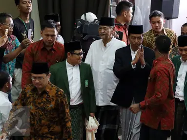 Presiden RI Joko Widodo bersama Ketua DPP Partai PKB menghadiri acara Silaturahim Ulama Rakyat di Ancol, Jakarta, Sabtu (12/11). Acara tersebut di hadiri 10.000 umat muslim untuk berdoa bagi keselamatan Bangsa Indonesia. (Liputan6.com/Johan Tallo)
