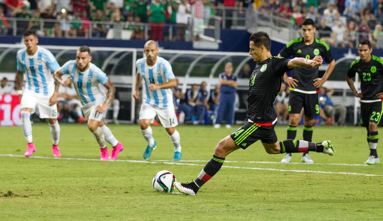 Javier Chicharito Hernández membuka gol pertama Meksiko melalui titik penalti saat laga uji coba melawan Argentina di AT&T Stadium, Texas, AS, Rabu (9/9/2015). Meski Meksiko sempat unggul, skor berakhir imbang, 2-2. (Reuters/Matthew Emmons)