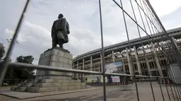 Patung Vladimir Lenin, berdiri kokoh di depan stadion Luzhniki, Moskow, Rusia, Kamis, (9/7/2015). Stadion ini mulai dibuka tahun 1956 memiliki kapasitas 78.360 kursi, kemungkinan akan bertambah. (REUTERS/Maxim Shemetov)