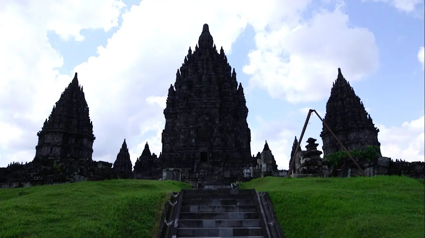 Tiga candi utama di Kompleks Candi Prambanan (Liputan6.com/Balgoraszky A. Marbun)