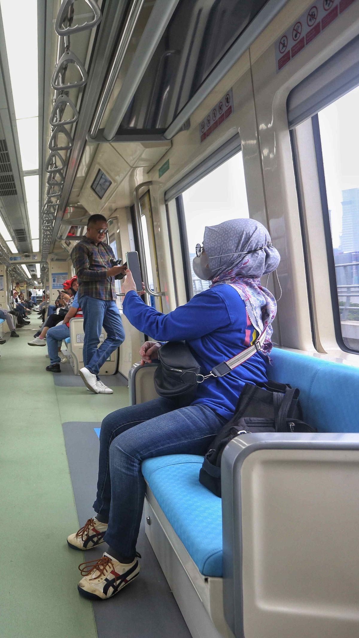 Petugas tersebut meliputi Pengawas Stasiun, petugas loket, passenger service, cleaning service, petugas kesehatan, dan security.