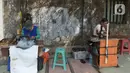 Sutayono menyelesaikan jahitan pelanggan di kawasan Matraman, Jakarta, Jumat (24/7/2020). Pria 74 tahun itu rencananya berangkat haji pada 2022 mendatang usai melunasi administrasi sejak 2016 silam dari hasil menjahit, namun keberangkatannya harus diundur akibat Covid-19. (merdeka.com Imam Buhori)