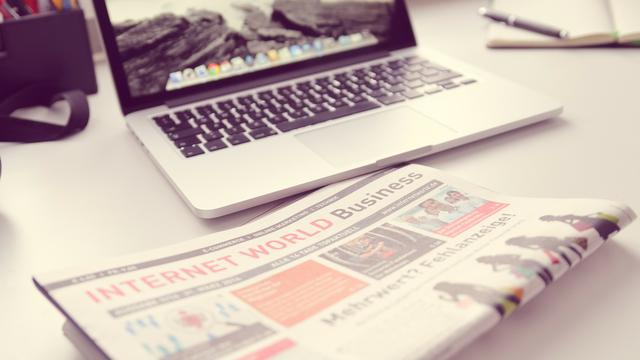 Ilustrasi mengetik di laptop