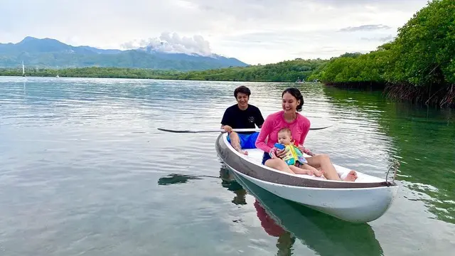 6 Momen Liburan Dimas Anggara dan Nadine Chandrawinata Ajak Buah Hati Liburan di Alam