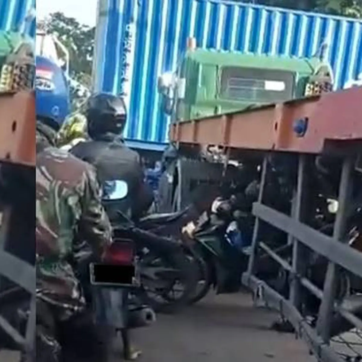 Viral, Aksi Pengendara Motor Lewati Kolong Truk Kontainer Ini Menantang Maut  - Hot Liputan6.com