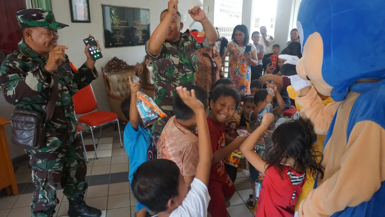 Team trauma healing dari Kodim 1309/Manado, Kamis (16/5/2024), mengunjungi Bapelkes Sulut yang menjadi posko Pengungsian erupsi Gunung Ruang.