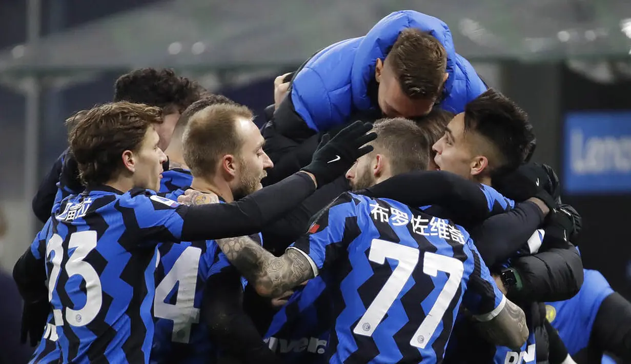 Para pemain Inter Milan merayakan gol yang dicetak oleh Lautaro Martinez ke gawang Lazio pada laga Liga Italia di Stadion Giuseppe Meazza, Senin (15/2/2021). Inter Milan menang dengan skor 3-1. (AP/Luca Bruno)