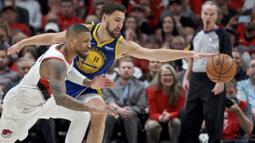 Pebasket Golden State Warriors, Klay Thompson, berebut bola dengan pebasket Portland Trail Blazers, Damian Lillard, pada laga NBA 2019 di Moda Center, Senin, (20/5). Warriors menang 119-117 atas Blazers. (AP/Craig Mitchelldyer)
