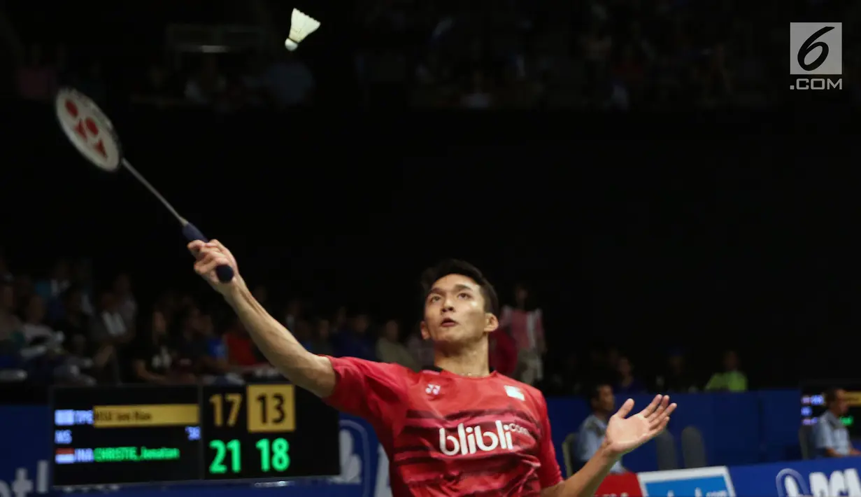 Tunggal Putra Indonesia, Jonatan Christie mengembalikan kok ke arah Hsu Jen Hao (Taiwan) di babak pertama Indonesia Open 2017 di Jakarta, Rabu (14/6). Jonatan sukses unggul dengan skor 21-17 dan 21-15. (Liputan6.com/Helmi Fithriansyah)