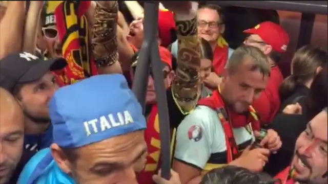 Ekin Gabriel, koresponden bola.com merekam keharmonisan fans Italia dengan Belgia meski Belgia takluk 2-0 dari Gli Azzurri.