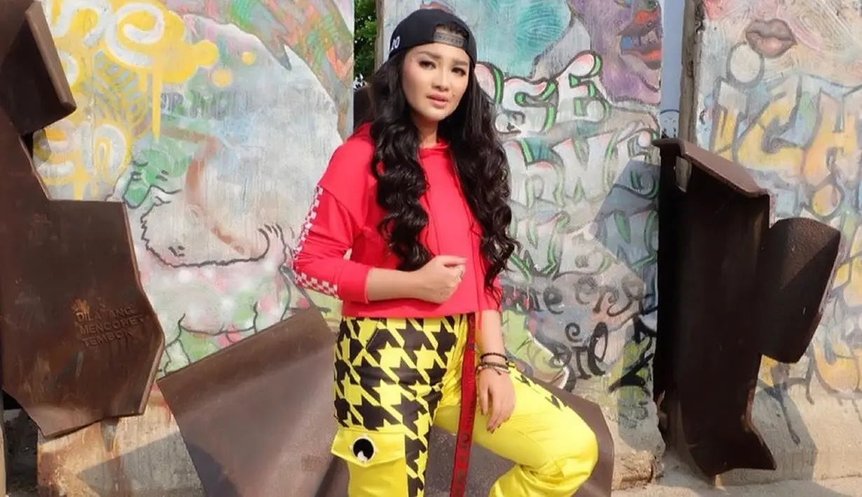 Adik dari pedangdut Nini Carlina ini ternyata sering tampil sporty di berbagai momen. Seperti saat menjalain syuting video klip lagunya yang berjudul Alon-Alon Wae. Dalam video klip tersebut, Fitri Carlina tampil modis dengan gaya sporty. (Liputan6.com/IG/fitricarlina)