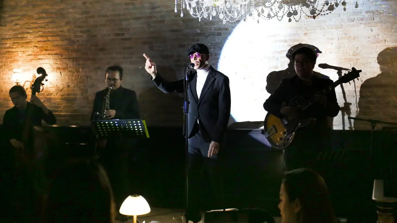 Barry Likumahuwa dan Jamie Aditya tampil di acara pembukaan 1920 Lounge.