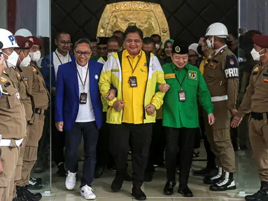 Koalisi Indonesia Bersatu (KIB) Ketua Umum PAN Zulkifli Hasan (kiri), Ketua Umum PPP Suharso Monoarfa (kanan), dan Ketua Umum Partai Golkar Airlangga Hartarto (tengah) bergandengan tangan saat pendaftaran di Gedung KPU RI, Jakarta, Rabu (10/8/2022). Pendaftaran bersama tiga partai KIB tak hanya membuktikan bahwa KIB solid, tetapi sekaligus mengungkap harapan publik terkait semangat persatuan yang terus dikedepankan oleh KIB. (Liputan6.com/Faizal Fanani)