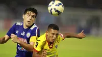 Pemain Sriwijaya FC T.A. Musafri berduel dengan pemain Arema Fabiano pada laga Semifinal Piala Presiden di Stadion Manahan, Solo, Minggu (11/10/2015). Sriwijaya menang 2-1. (Bola.com/Nicklas Hanoatubun).