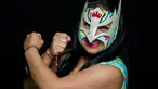 Pegulat wanita Princess Legna berpose saat sesi pemotretan di Ciudad Nezahualcoyotl, Meksiko (7/12). Gulat profesional Meksiko atau dalam istilah setempat disebut sebagai 'Lucha Libre' tak hanya didominasi kaum lelaki. (AFP Photo/Omar Torres)